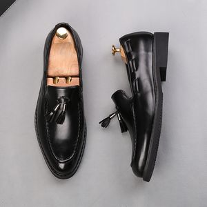 Men Fashion Wedding Party Originele lederen kwastjes schoenen slip-on rijschoen roken slippers zwart wit ademende loafers