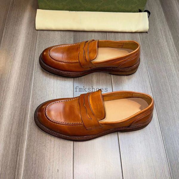 Hommes Flats Walk Shoe Mocassins Chaussures à enfiler Lounge Factory Chaussures Noir Tablier rond Toes Designer de luxe Lettrage en métal Logo Chaussure habillée à talons bas 1.9 06