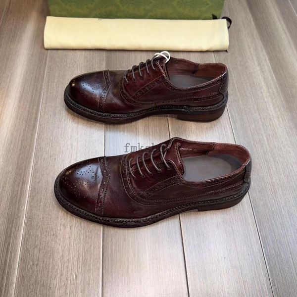 Hommes Flats Walk Shoe Mocassins Chaussures à enfiler Lounge Factory Chaussures Noir Tablier rond Toes Designer de luxe Lettrage en métal Logo Chaussure habillée à talons bas 1.9 03