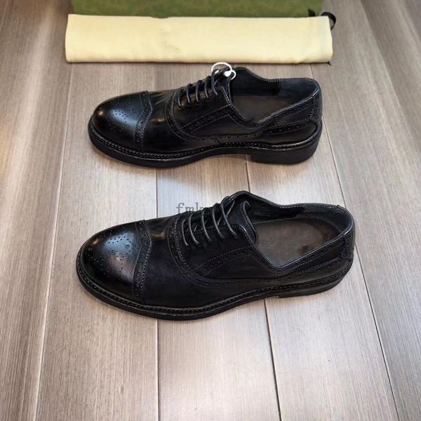 Hombres Pisos Zapatos para caminar Mocasines Zapatos sin cordones Salón Calzado de fábrica Delantal redondo negro Dedos de los pies Diseñador de lujo Letras de metal Logotipo Zapato de vestir de tacón bajo 1.9 10