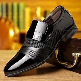 Hommes chaussures en cuir formelles noires pointues pneumttes de fête des hommes
