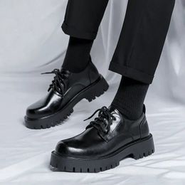 Men de la plate-forme en cuir coréen oxfords Slip on épais tottom pour mâles chaussures de derby mots décontractés pour hommes