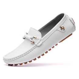 Mentes mocassins mocassins doux de haute qualité printemps automne chaussures en cuir authentiques hommes chaussures de conduite plates blancs doux pliage chaussures de haricot 240410