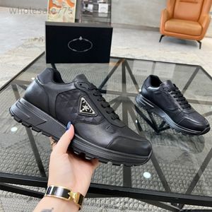 Hommes de luxe chaussures de créateur formateur élégant roman homme baskets décontractées en nylon incorporant un logo triangulaire avec des éléments de sport chaussures grande taille 38-46