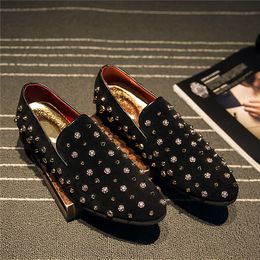 Chaussures de créatrice de mariage pour hommes Fashion Black Diamond Rhinaistones Spikes Business Mandis Rivets Casual Flats Sne 3687