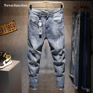 Hommes Ripped Casual Skinny jeans Pantalons Marque De Mode homme streetwear Lettre imprimé en détresse Trou gris Denim pantalon 211108