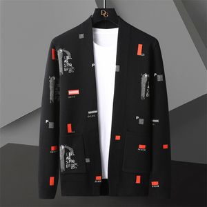 Modèle de contraste de couleur masculin 2022 Impression Cardigan Men Sweter Pluchés coréens M manteaux de créateur de la mode d'automne Sweater