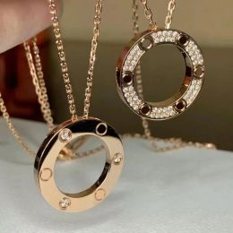 2024Hommes et femmes pleins de diamants amour pendentif collier créateur de mode titane acier collier saint valentin cadeau bijoux de luxe