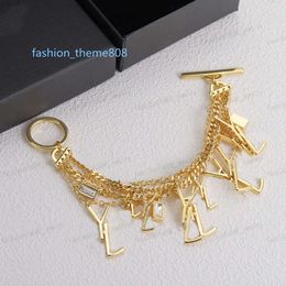 Cadeau pour hommes et femmes Bracelet en or Chaîne multicouche et pendentif en cristal de lettre Bracelet de créateur Cadeau de boucle de personnalité de mode