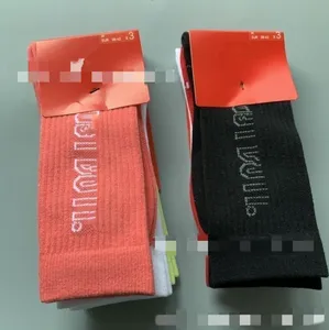 Chaussettes athlétiques montantes pour hommes et femmes Four Seasons Color Couple Style à la mode Chaussette mi-mollet Vente en gros