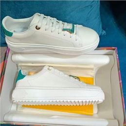 Zapatos de cuero para hombres y mujeres con pequeñas suelas blancas y letras a juego de colores, zapatos deportivos casuales de alta gama para parejas.