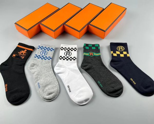 Chaussettes de sport pour les bas et les femmes pour hommes et les femmes de luxe Couleur solide de luxe Classic Classic Boux de basket-ball en noir et blanc.