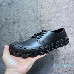Bottes noires pour hommes Chaussures derby en cuir verni apprêté Bout rond Chaussure en cuir Pneu Sole Gear Rivets Designer de luxe