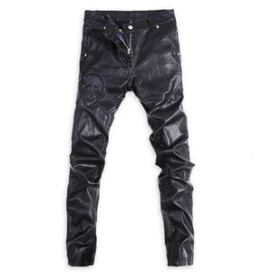 Pantalones de cuero con estampado de calavera de hombre de hombres Men Black Slim Corea Winter Motorcycle a prueba de viento e