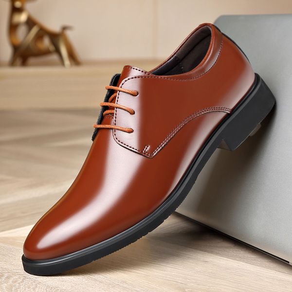 Chaussures habillées décontractées pour hommes d'affaires 2023 été nouvelles chaussures habillées pointues chaussures en cuir de gentleman de fête