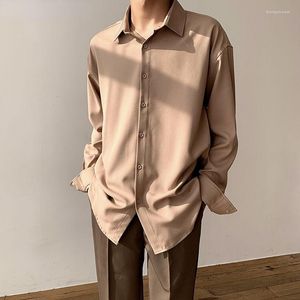 Casual shirts voor heren 2023 Solid kleur Chiffon Silk Drape Khaki Lange mouw shirt voor mannen losse knoop -up jurk Koreaanse kleding camisas