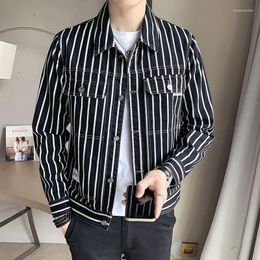 Chemises décontractées pour hommes 2023 Spring Light Luxury Veste Hommes Japonais Court Version coréenne Revers Chemise à rayures à la mode