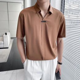 Chemises décontractées pour hommes 2024 Business de loisirs d'été Simple Solid Color Flip Collar Slim Fit Pi Shuai Ice Silk Half Mancheves Top Top pour hommes