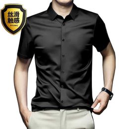 Chemises décontractées pour hommes 6XL Chemise à manches courtes pour hommes Printemps / Été et grande soie de glace solide non-ing luxe Business mode décontracté infroissableC24315