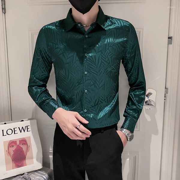 Camisas informales para hombre, satén verde negruzco, elegante para hombre, blusa de seda lisa con estampado de hojas, ropa de fiesta de Club Social ajustada, graduación elegante