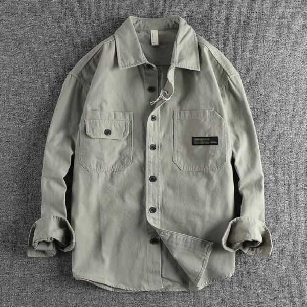 Camisas casuales para hombres Diseño de etiqueta de bolsillo de carga Camisa de manga larga de tendencia retro para hombres Chaqueta de algodón juvenil de otoño