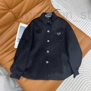 Casual shirts voor heren ontwerper 2023 Autumn Nieuwe losse veelzijdige omgekeerde Triangle Flip Collar Coat 9m1t