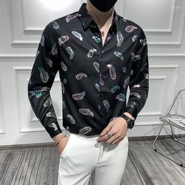 Chemises décontractées pour hommes Angleterre Design Chemise à manches longues pour hommes Scène de boîte de nuit Plumes colorées Imprimé Slim Fit Robe sociale pour hommes Taille asiatique