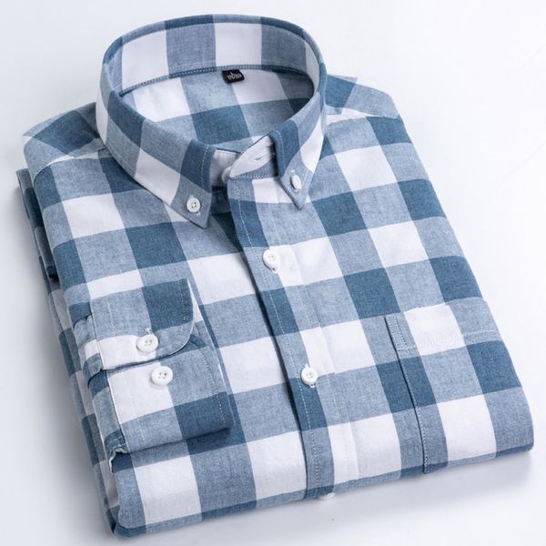 Chemises décontractées pour hommes Chemises en coton rayé à carreaux de style anglais Poche plaquée à manches longues Chemise boutonnée à coupe standard pour hommes 230320