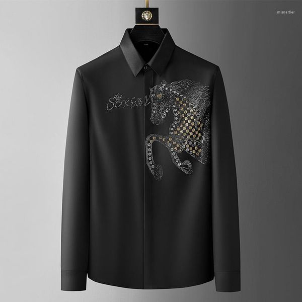 Camisas casuales para hombres Camisa de manga larga con letras de diamante de caballo de moda europea para otoño 2023 Atmósfera de gama alta Gran lujo