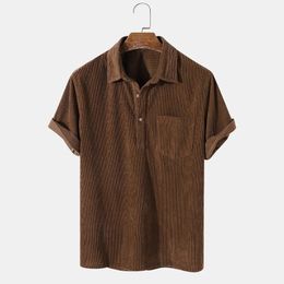 Chemises décontractées pour hommes Mode Chemises en velours côtelé marron pour hommes camisa masculina Chemise boutonnée à manches courtes pour hommes 230425