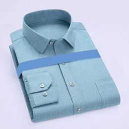 Les chemises décontractées pour hommes correspondent à la chemise des hommes de l'âge moyen du style commercial de père à rayures avec des boutons minces à collier blinde