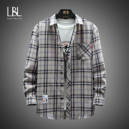 Chemises décontractées pour hommes pour Harajuku mode à carreaux à manches longues haut tartan mâle Vintage Streetwear 230302