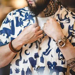2RP6 camisas casuales para hombres Maden Retro Indian Totem Ultra-Dino Floral Collar Graffiti Playa de manga corta para hombres Tops de moda de verano 24416