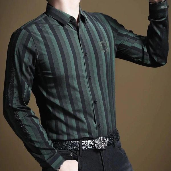 Chemises décontractées pour hommes graphiques masculins avec chemise imprimée Tops imprimés à rayures MAN 2024 COTON COTON ÉLÉGANT SOCIAL SLIM FIT