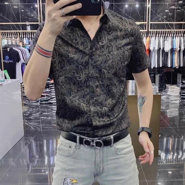 Chemises décontractées pour hommes chemises graphiques mâles et chemisier Hip Hop Vêtements drôles avec des manches de créatrice en Asie imprimée en Asie imprimée