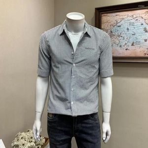 Camisas casuales para hombres Hombre Tops Ropa a rayas Media manga negra y blusas para hombres Bordado de negocios Elegante XXL Botón de verano Diseñador S