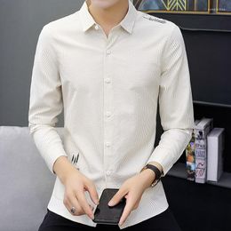 Chemises décontractées pour hommes Personnalité à manches longues pour hommes Plus Polaire Tenue d'affaires Cardigan Revers Chemise à rayures Beau haut de gamme Mode Slim