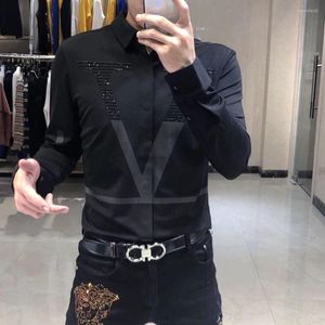Chemises décontractées pour hommes Chemise à manches longues pour hommes Mode Version coréenne mince de la lettre de personnalité Impression de diamants Revers à simple boutonnage