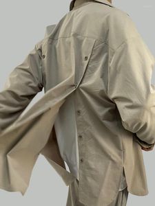 Chemises décontractées pour hommes Les boutons de l'ourlet arrière pour hommes peuvent ouvrir la chemise pour hommes Cape Design Style coréen 2022 Trendy Personality Loose Blouse