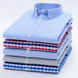 Chemises décontractées pour hommes Chemise décontractée à rayures à carreaux Oxford à manches longues pour hommes Poche plaquée avant Coupe régulière Col boutonné Chemises de travail épaisses Yyqwsj 230314