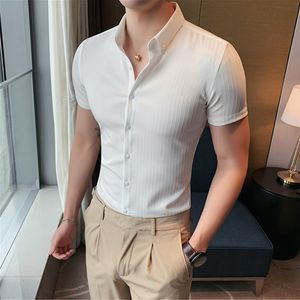 Casual shirts voor heren plus maat 4xlm zomerheren donker gestreepte korte mouw mode Koreaanse slanke zakelijke formele slijtage blouse 230209