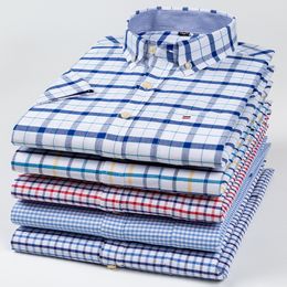 Chemises décontractées pour hommes, plus la taille 7XL été chemise à manches courtes 100% coton chemises pour hommes blanc plaid rayé social slim fit vêtements de travail formels 230728