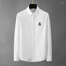 Camisas casuales para hombres Qin Nuo's 2023 Otoño / Invierno Camisa de moda Slim Fit Manga larga Patrón de etiqueta bordada