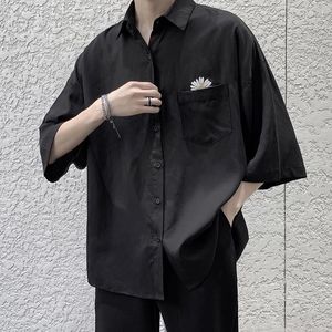 Chemises décontractées pour hommes Chemise à manches courtes Été Daisy Broderie Gothique Noir Lâche Grunge Hong Kong Style Japon Hip Hop Beau Blouse