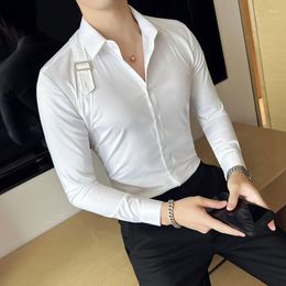 Camisas casuales para hombres Decoración de correa para hombres Manga larga Slim Negro Blanco Negocio Social Vestido Streetwear Chemise Homme