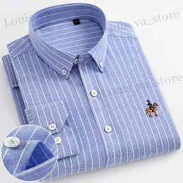Chemises décontractées pour hommes Stripe broderie Nouvelles chemises pour hommes de la mode Long Slve Coton Oxford Soft confortable Fit Camisa Social Man Dress Shirt T240419