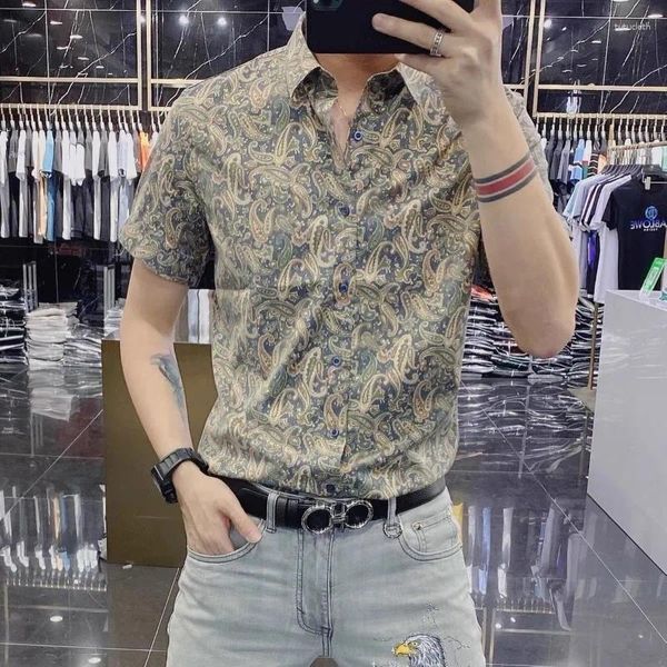 Chemises décontractées pour hommes Style de vêtements d'été Version coréenne Shirt Fashion Fashion Male High-Dee Tideway Handsome Hong Kong Hawaiian