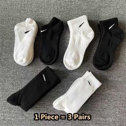 Chaussettes de mode classiques pour hommes Crochet Marque Designer Femmes Amateurs de loisirs Tube court Sportsocks Luxe Femmes Hommes Respirant Sports polyvalents EDNJ