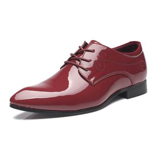 Men's Classic Retro Brogue Shoes Patent Leather Mens Lace-Up Campo de negocios Oxfords Men Partido Oxfords Tamaños 38-48 para niños Botas de fiesta