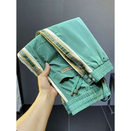 Ropa masculina hielo seda seda suave franja verde ultra delgada Nueve pantalones casuales de splites de estilo coreano pantalones deportivos de cierre versátil